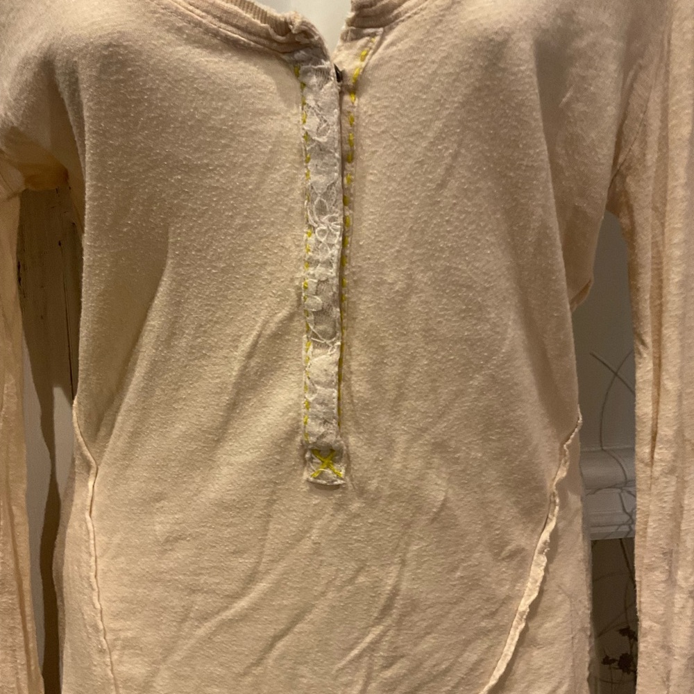 Free People Cream Top With Lace on Sleeves Size Medium - Picture 2 of 8